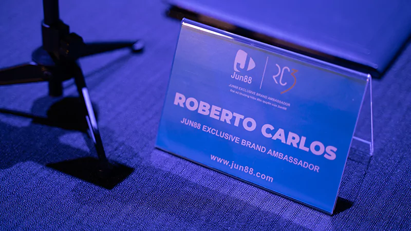 Hình ảnh về sự kiện hợp tác Roberto Carlos với OKVIP