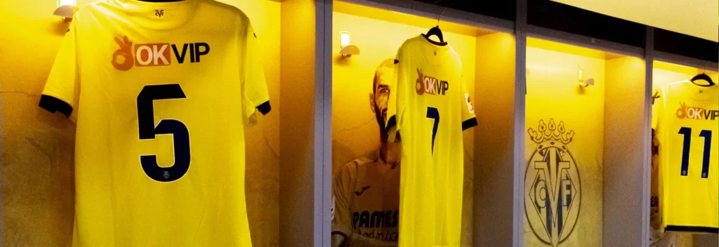 Hình ảnh logo OKVIP in trên áo đấu của Villarreal